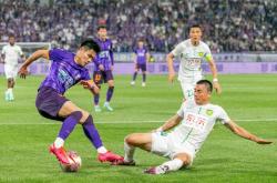 爱游戏网址-国安前锋进球，助球队扭转不利局面