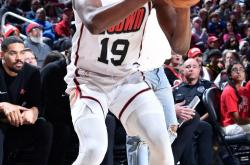 火箭主场胜马刺，全明星表现抢眼