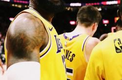 爱游戏娱乐-关于湖人队球员互相鼓励，备战士气高涨的信息