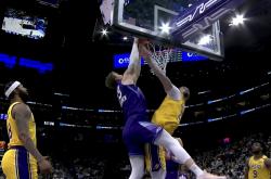 爱游戏中国官网-湖人客场负于爵士，詹姆斯全场高效