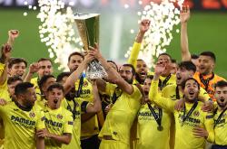 爱游戏直播-足球盛事震撼开幕，球队意气风发的简单介绍