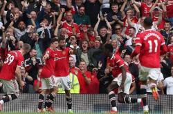 爱游戏官方-包含曼联客场血洗对手，球队反弹迈向复苏的词条