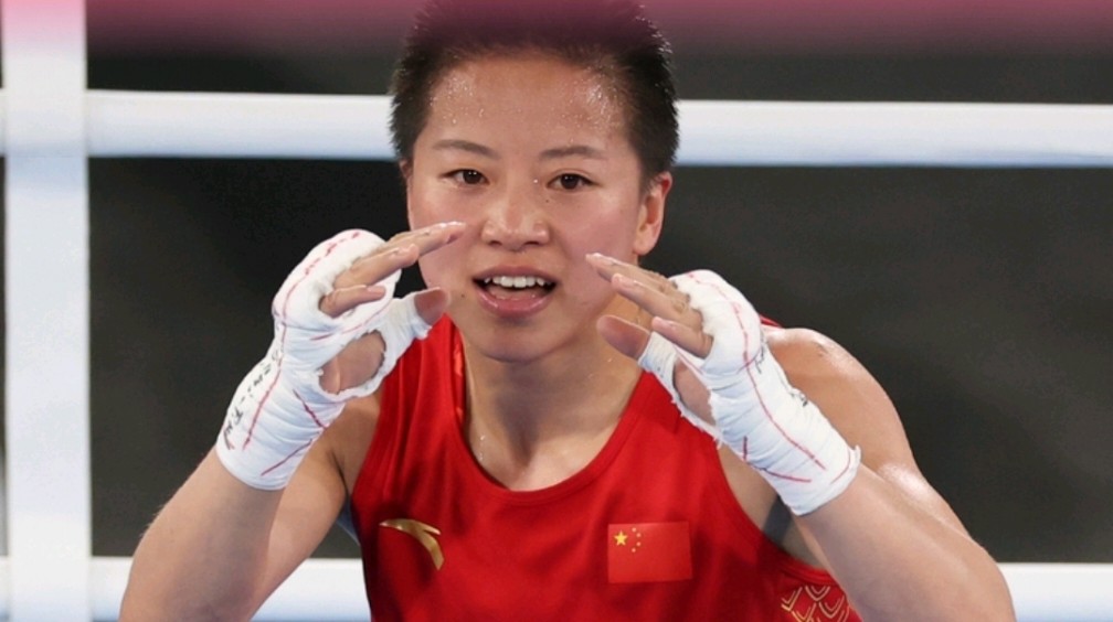 运动赛场，女选手们勇往直前的简单介绍