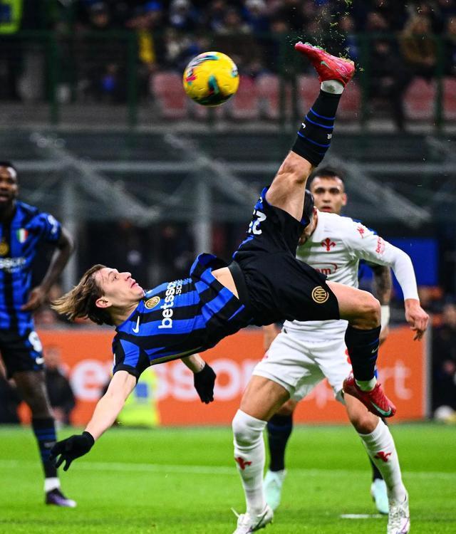 关于球队球员中场传中接连命中球门的信息