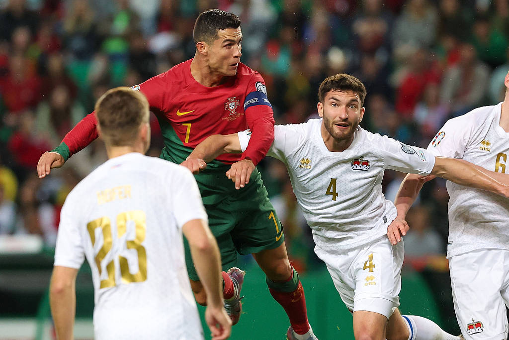 波兰队在比赛中战胜了瑞典队，小组阶段出线