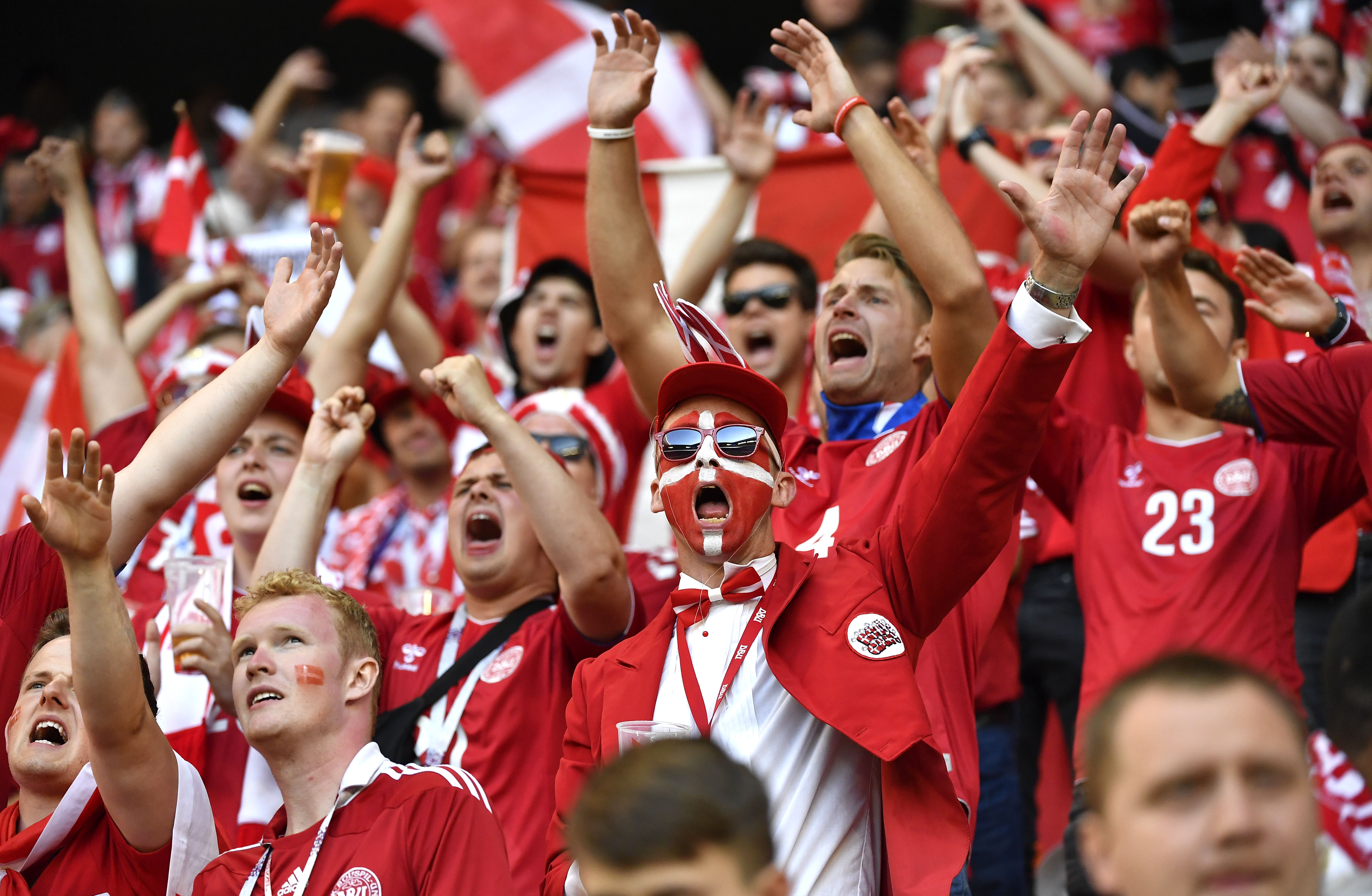 球迷们守候着精彩的足球对决