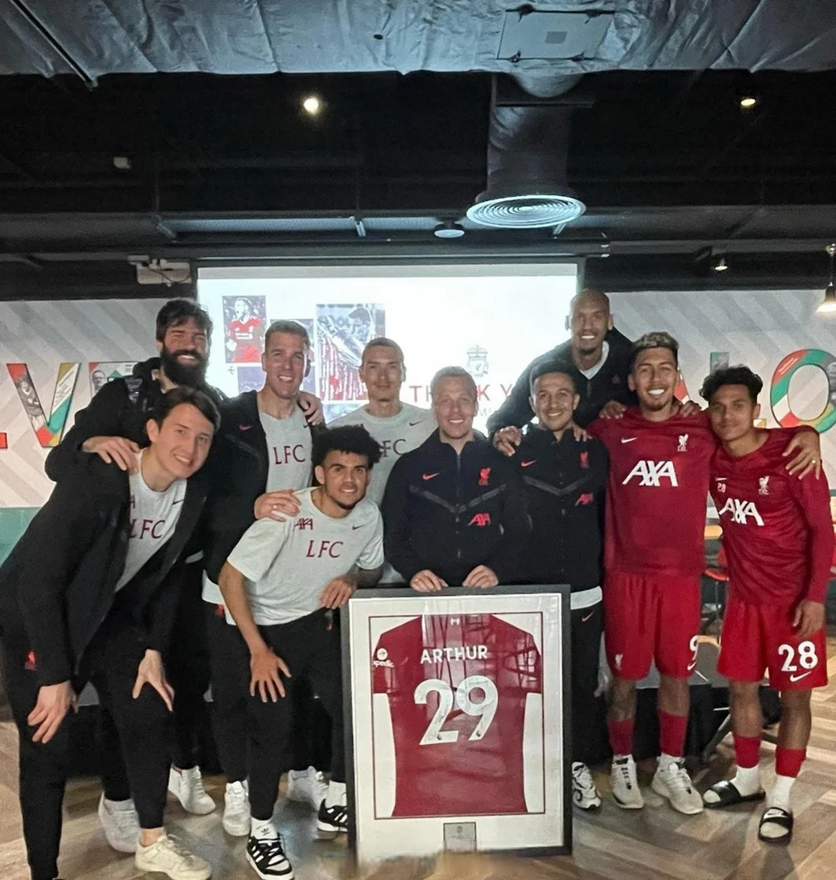 关于巴塞罗那老将退役，球迷纷纷送别的信息