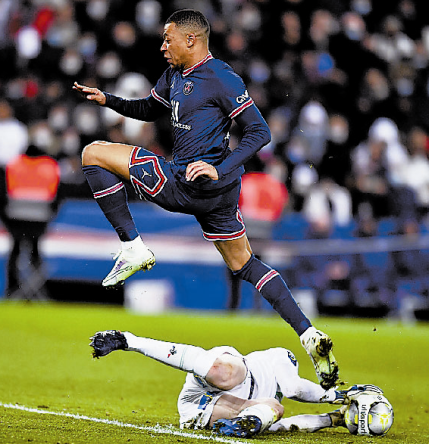 包含大巴黎主场获胜，继续领跑法甲联赛一线阵营的词条