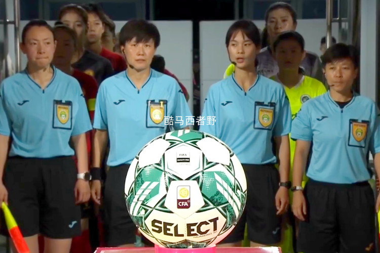 双方球队争夺胜利，女队最终夺冠