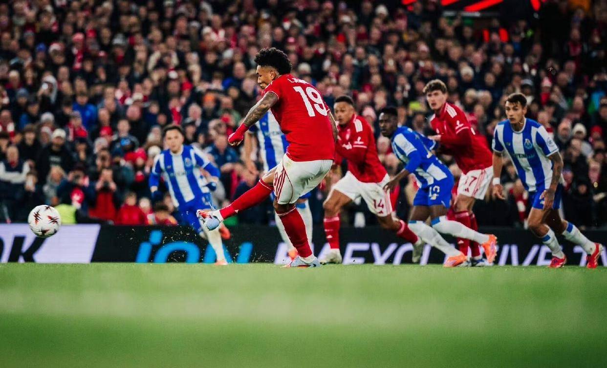 阿斯顿维拉夺得胜利，展现实力