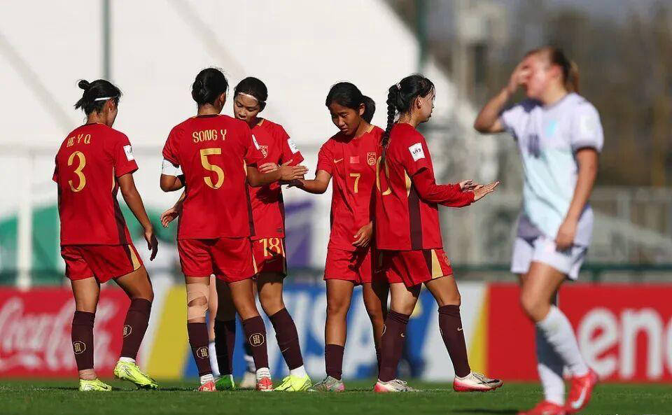 包含胜负未卜：女足世界杯淘汰赛场面混乱的词条