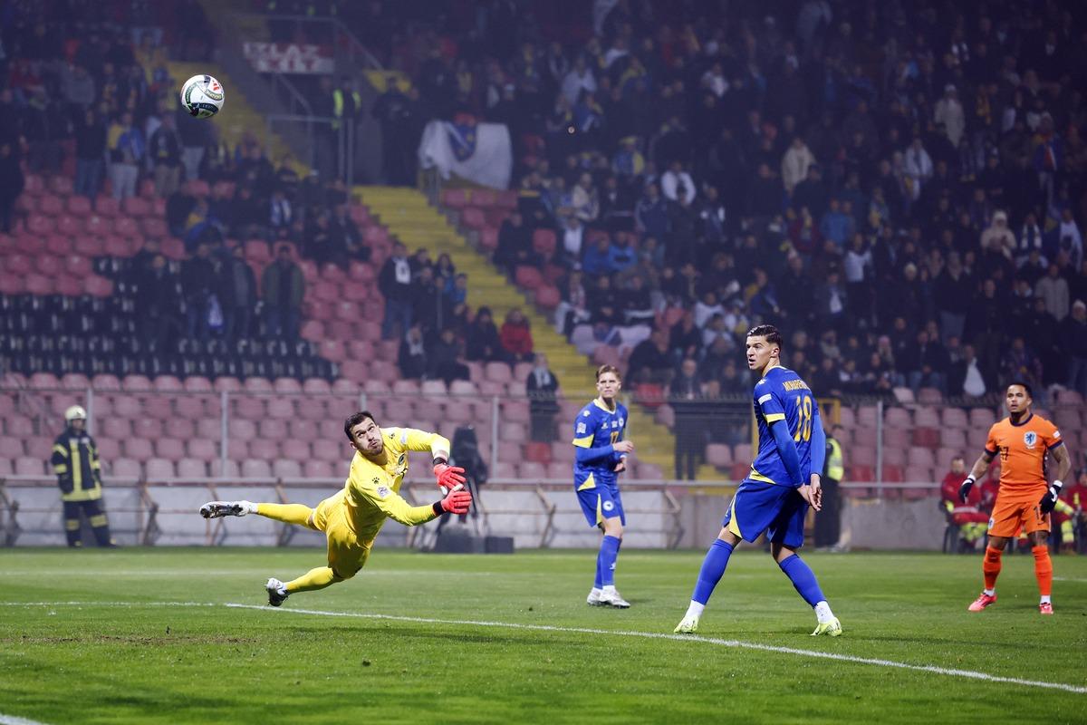 精彩的足球比赛吸睛百万观众