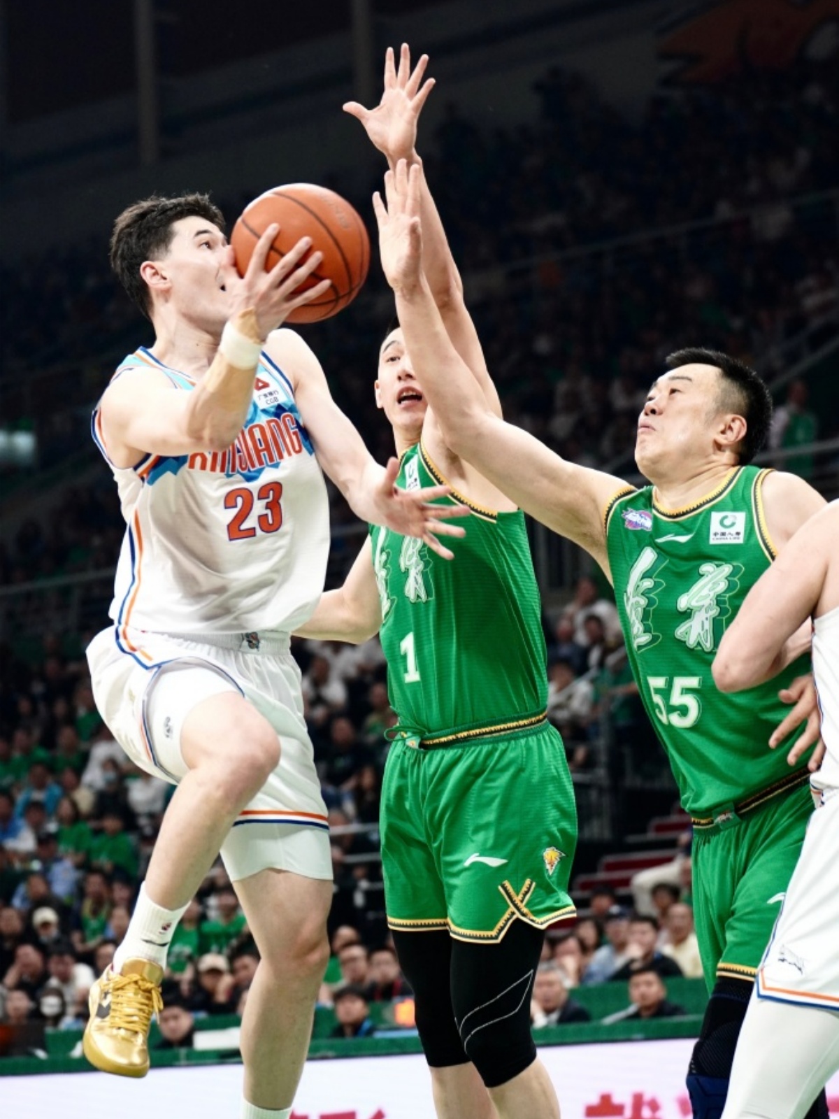 辽宁队主场击败山西队,稳居不败之地 辽宁队主场击败山西队,稳居不败之地