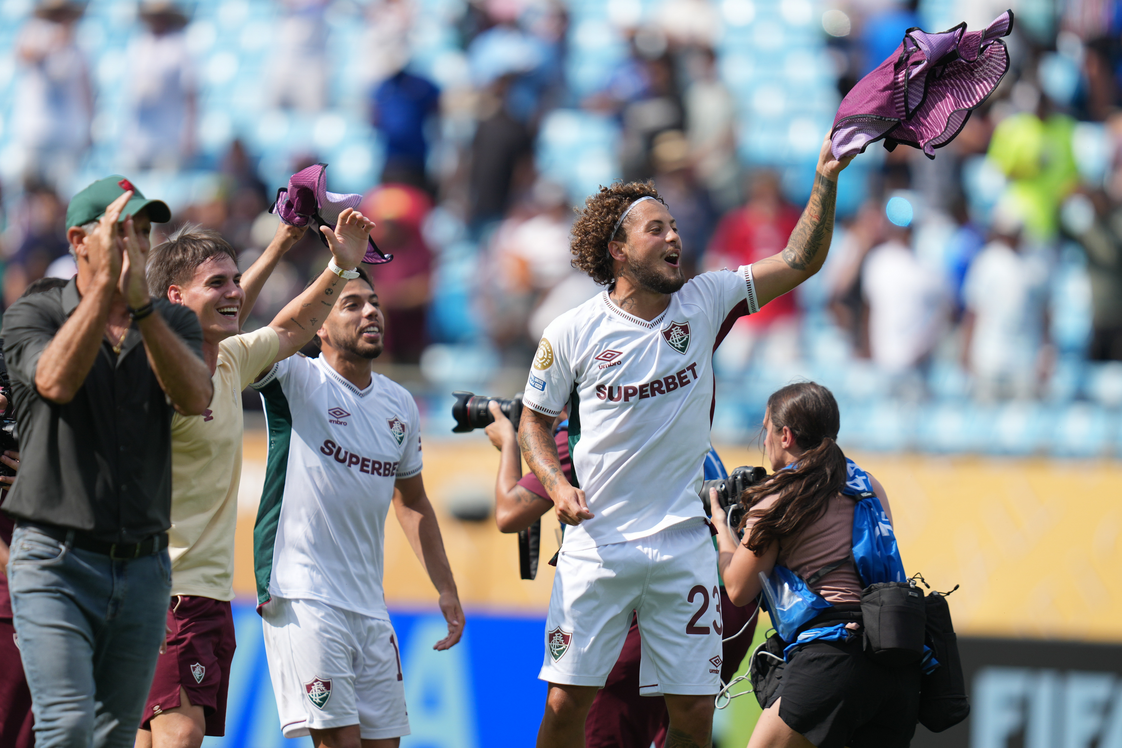 曼城主场告捷，稳步晋级淘汰赛的简单介绍