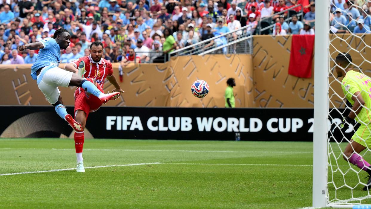 曼城主场告捷，稳步晋级淘汰赛的简单介绍