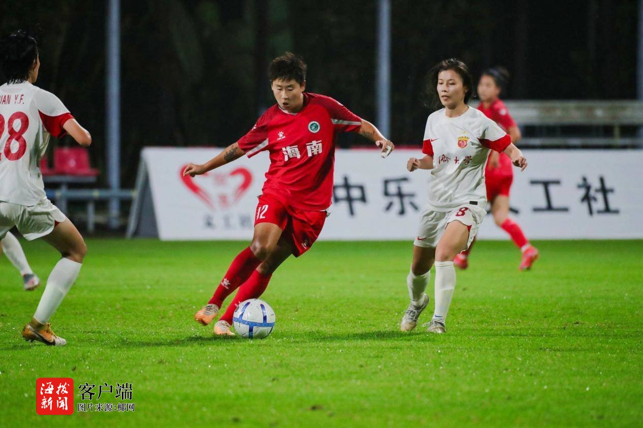 近期足球赛事女子选手表现神勇 近期足球赛事女子选手表现神勇